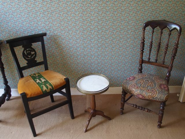 Petit guéridon tripode de style Louis XVI en acajou, dessus marbre bla