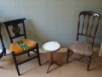 Vente aux enchères Petit guéridon tripode de style Louis XVI en acajou, dessus marbre bla