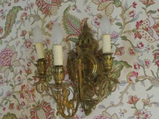 Vente aux enchères Applique murale Napoléon III en bronze, éclairant à trois lumières