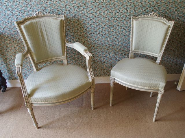 Paire de fauteuils et paire de chaises de style Louis XVI en bois laqu