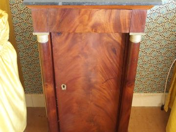 Chevet de style Empire en acajou et placage d'acajou, dessus marbre no