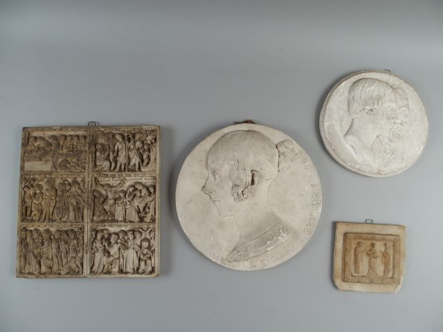 Ensemble de sujets en plâtre, certains signés Lorenzo