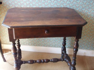 Vente aux enchères Table Louis XIII en bois naturel, un tiroir en ceinture, plateau à pan