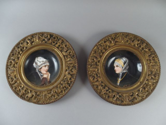 Vente aux enchères Paire d'assiettes décoratives 1900 en porcelaine dans des entourages e