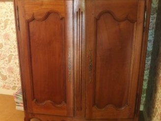 Vente aux enchères Armoire basse de style Louis XV en merisier mouluré, ouvrant à deux po
