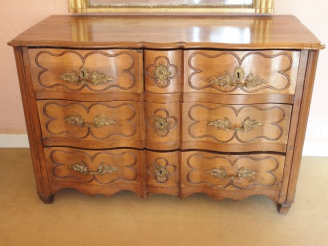 Vente aux enchères Commode Louis XV en noyer, ouvrant à trois tiroirs en façade, façade à