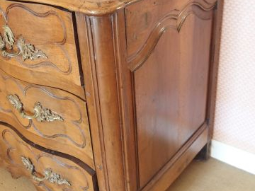 Commode Louis XV en noyer, ouvrant à trois tiroirs en façade, façade à