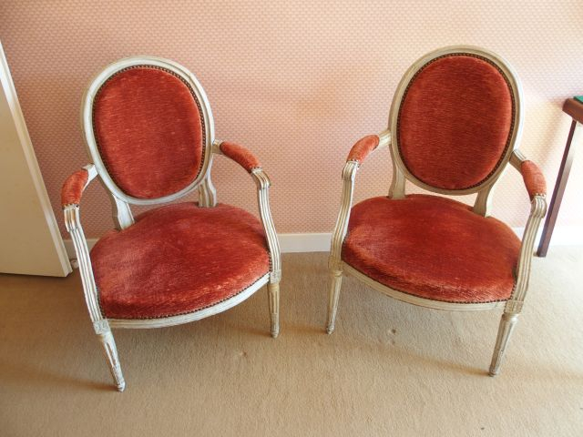 Paire de fauteuils cabriolets Louis XVI en bois laqué blanc, garniture