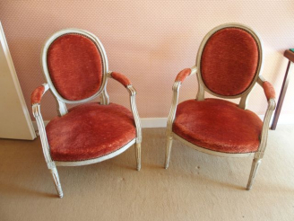 Vente aux enchères Paire de fauteuils cabriolets Louis XVI en bois laqué blanc, garniture