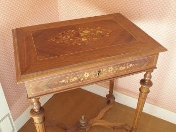 Travailleuse de style Louis XVI en marqueterie, à décor de fleurs