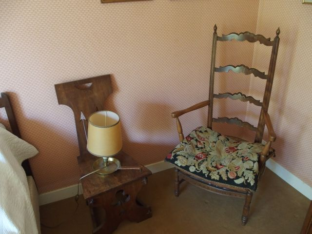 Grand fauteuil paillé, escabelle en chêne, guéridon en laiton gravé, d