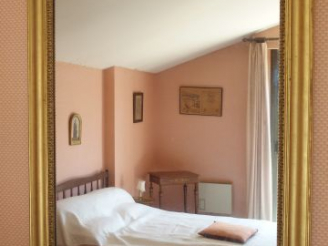 Vente aux enchères Glace de cheminée en bois et stuc doré. Dim. : 133 x 109 cm