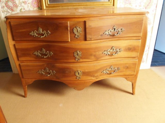 Vente aux enchères Commode de style Louis XV en bois fruitier, quatre tiroirs sur trois r
