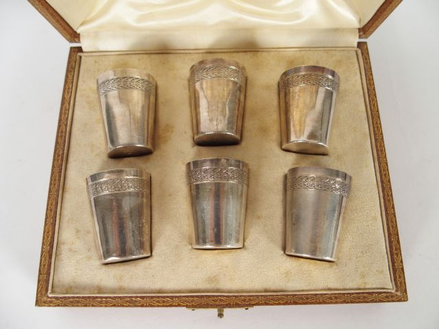 Dans son coffret, six verres à liqueur de style Louis XVI en argent et