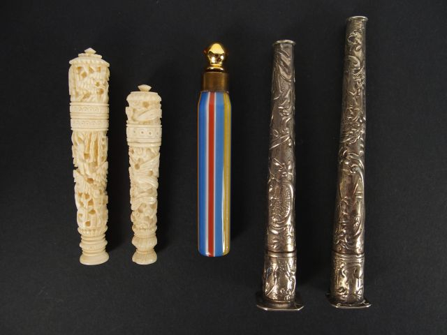 Deux cachets XIXème en ivoire sculpté et un petit flacon à odeur en ve