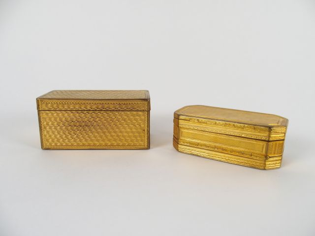 Deux différentes tabatières de style Louis XVI en métal doré.