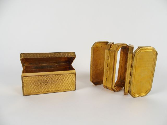 Deux différentes tabatières de style Louis XVI en métal doré.
