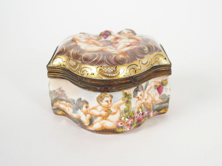 Boite XIXème en porcelaine de Capodimonte, à décor polychrome d'amours