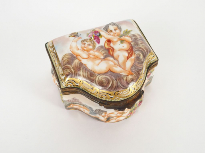 Boite XIXème en porcelaine de Capodimonte, à décor polychrome d'amours