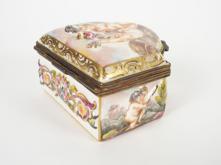 Boite XIXème en porcelaine de Capodimonte, à décor polychrome d'amours
