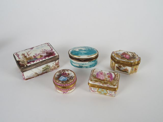 Quatre différentes boites en porcelaine de style Louis XV ou Louis XVI