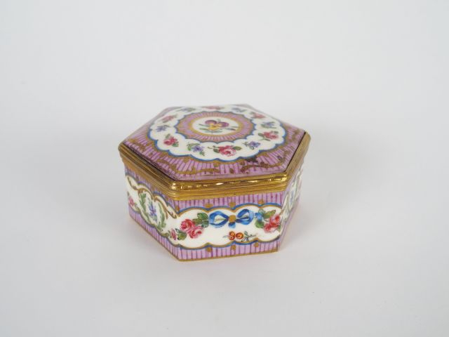 Boite hexagonale de style Louis XVI dans le goût de Sèvres, à décor de