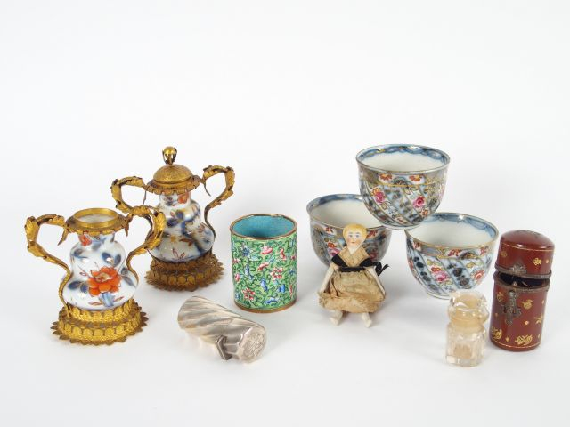 Paire de vases montés en porcelaine de Bayeux (manque un couvercle), p