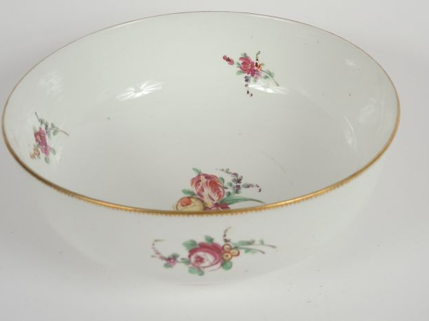 Jatte Louis XVI en porcelaine, à décor de fleurs polychromes. Boissett