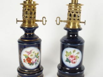 Vente aux enchères Deux lampes à pétrole en porcelaine de Valentine, à décor dans des rés