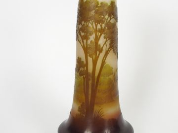 GALLE. Vase, à décor gravé en camée à l'acide d'un paysage lacustre. S