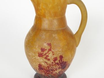 DAUM. Petit pichet en verre poudré jaune, orange, rouge et vert. Signé