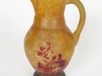 Vente aux enchères DAUM. Petit pichet en verre poudré jaune, orange, rouge et vert. Signé