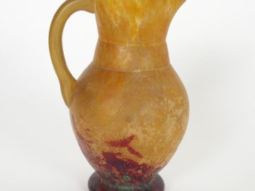 DAUM. Petit pichet en verre poudré jaune, orange, rouge et vert. Signé