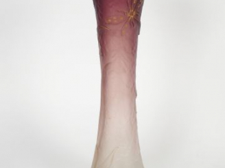 Vente aux enchères DAUM. Vase en verre givré mauve rehaussé d'or, à décor gravé en camée 