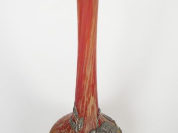 DAUM. Soliflore en verre poudré rose, jaune et orange, à décor appliqu