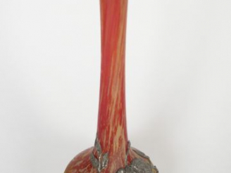 Vente aux enchères DAUM. Soliflore en verre poudré rose, jaune et orange, à décor appliqu