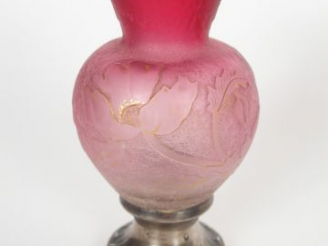 Vente aux enchères DAUM. Vase balustre en verre givré mauve et doré, à décor gravé en cam