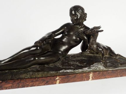 René PAPA, "Jeune femme à la biche". Sculpture en bronze à patine vert