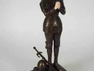 Vente aux enchères Chryséléphantine début Xxème "Jeanne d'Arc en prière", sur un socle en