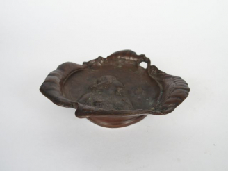 Vente aux enchères J. CALLOT. Vide-poche Art Nouveau en bronze à patine médaille, à décor