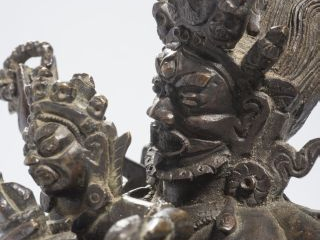 Sujet en bronze de patine brune, représentant Mahakala à six bras, deb
