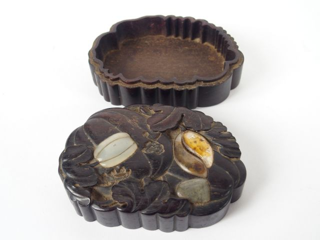 Boite Extrême-Orient en bois de fer à décor de fruits en jade. Chine X