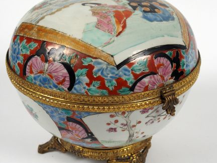 Boite en porcelaine polychrome à décor de personnages dans des réserve