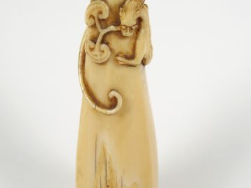 Petit vase hexagonal en ivoire, le col entouré d’un chilong en relief.