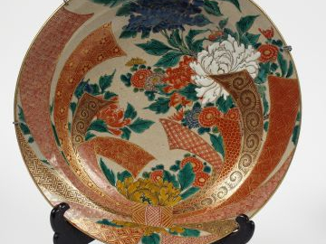 Grand plat en porcelaine de Kutani,  à décor polychrome de nœud de rub