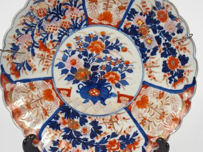 Plat polylobé en porcelaine d'Imari à décor de réserves florales autou