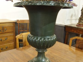 Vente aux enchères Grand vase Médicis en fonte. H. 55cm