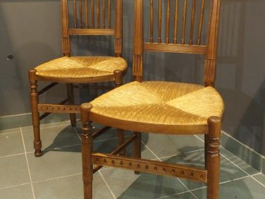 Ensemble de huit chaises en bois naturel mouluré et sculpté, le dossie