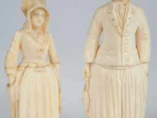 Deux petits personnages en ivoire de Dieppe XIXème 'Pêcheurs'. H. 8 cm