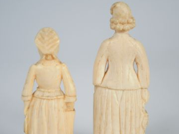 Deux petits personnages en ivoire de Dieppe XIXème 'Pêcheurs'. H. 8 cm